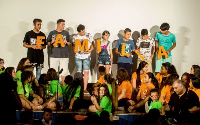 La gran familia de la Fundación Ángel Tomás se reúne bajo el mismo sol