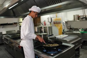 Cinc joves del taller d’Hostaleria de la Fundació Ángel Tomás comencen les pràctiques en restaurants