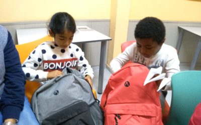 Motxilles noves per als xiquets i les xiquetes dels centres de dia gràcies a Más de Dos