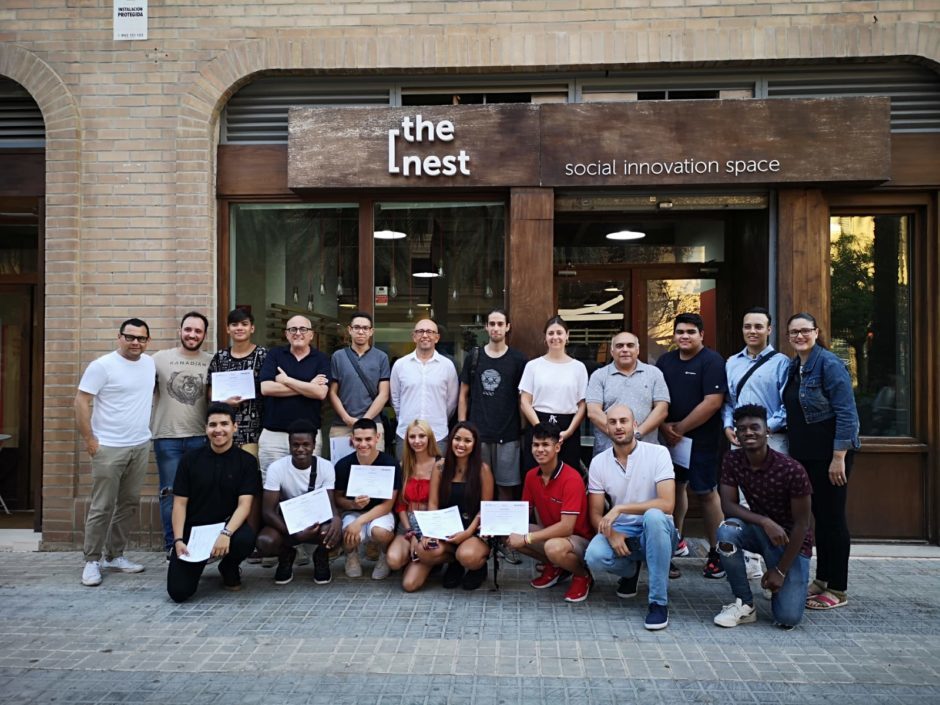 Construint futur: Nou joves finalitzen el primer curs de Fabricació Digital de FISAT, Social Nest i FabLab València