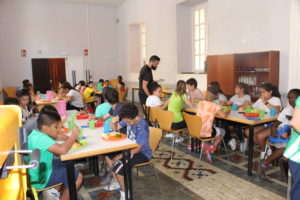250 niñas y niños de los proyectos de FISAT se benefician este verano de las becas de comedor Educo