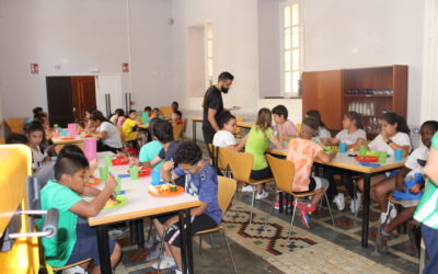 250 xiquetes i xiquets dels projectes de FISAT es beneficien aquest estiu de les beques de menjador Educo